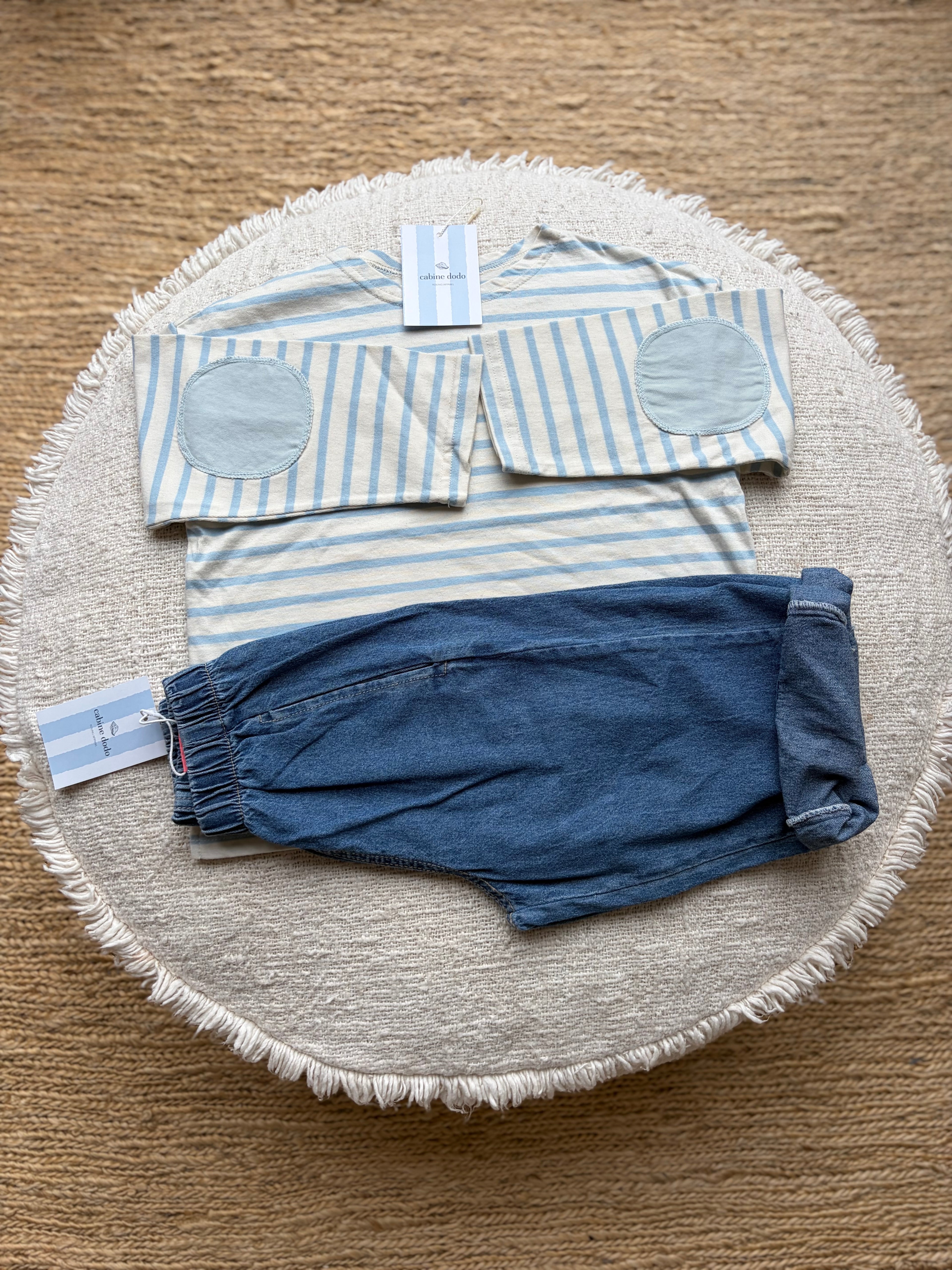 Licht blauwe gestreepte longsleeve met patches op de mouwen