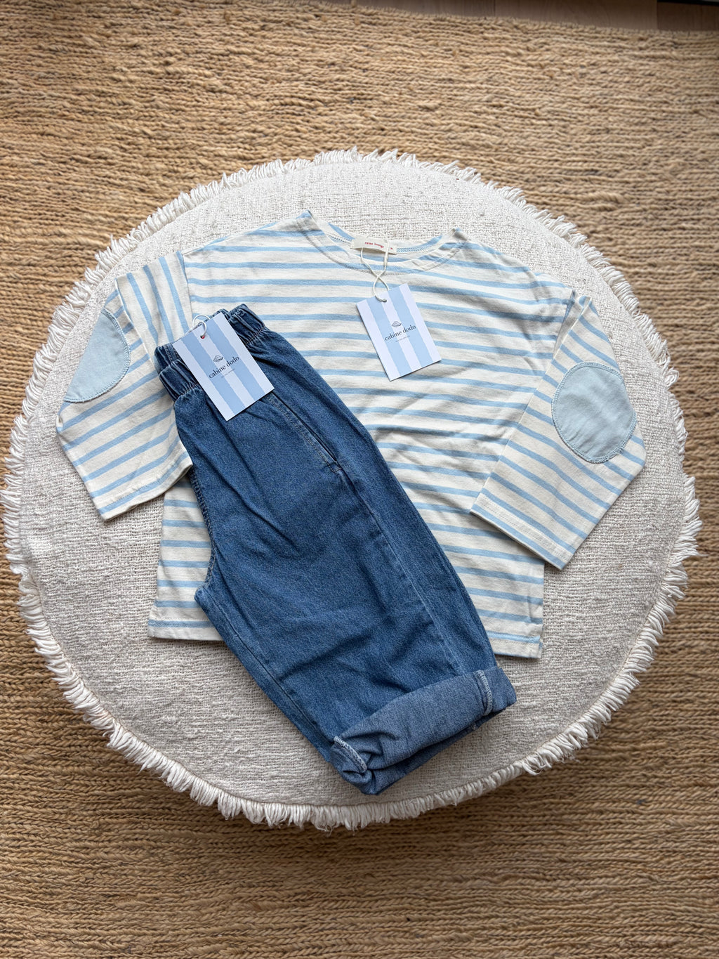 Licht blauwe gestreepte longsleeve met patches op de mouwen
