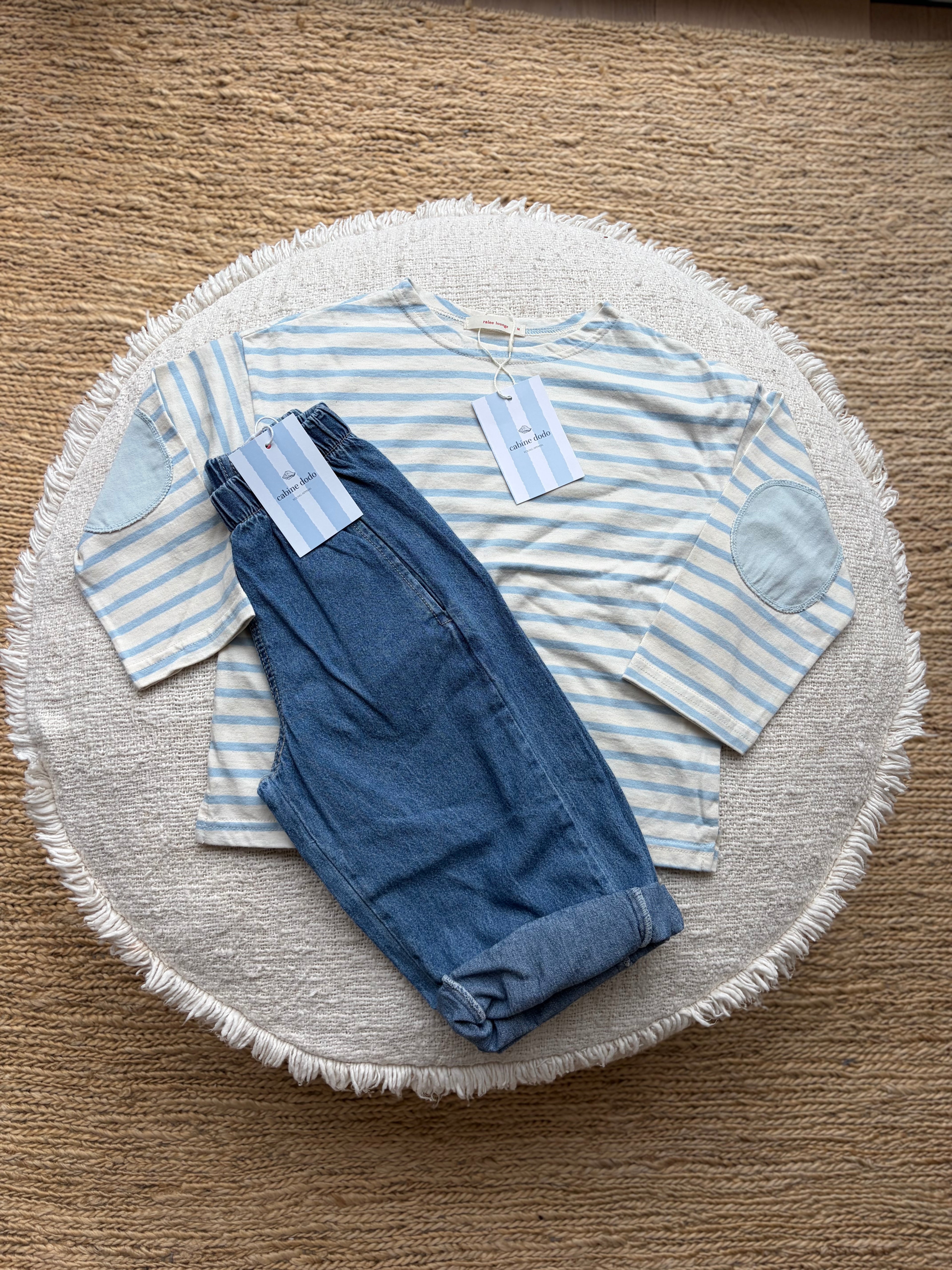 Licht blauwe gestreepte longsleeve met patches op de mouwen