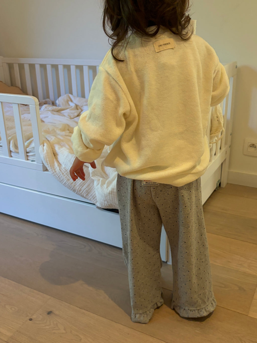 grijze ruche broek met bolletjes