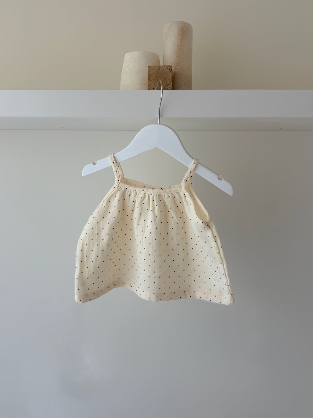 Zachte mousseline baby top met stippen