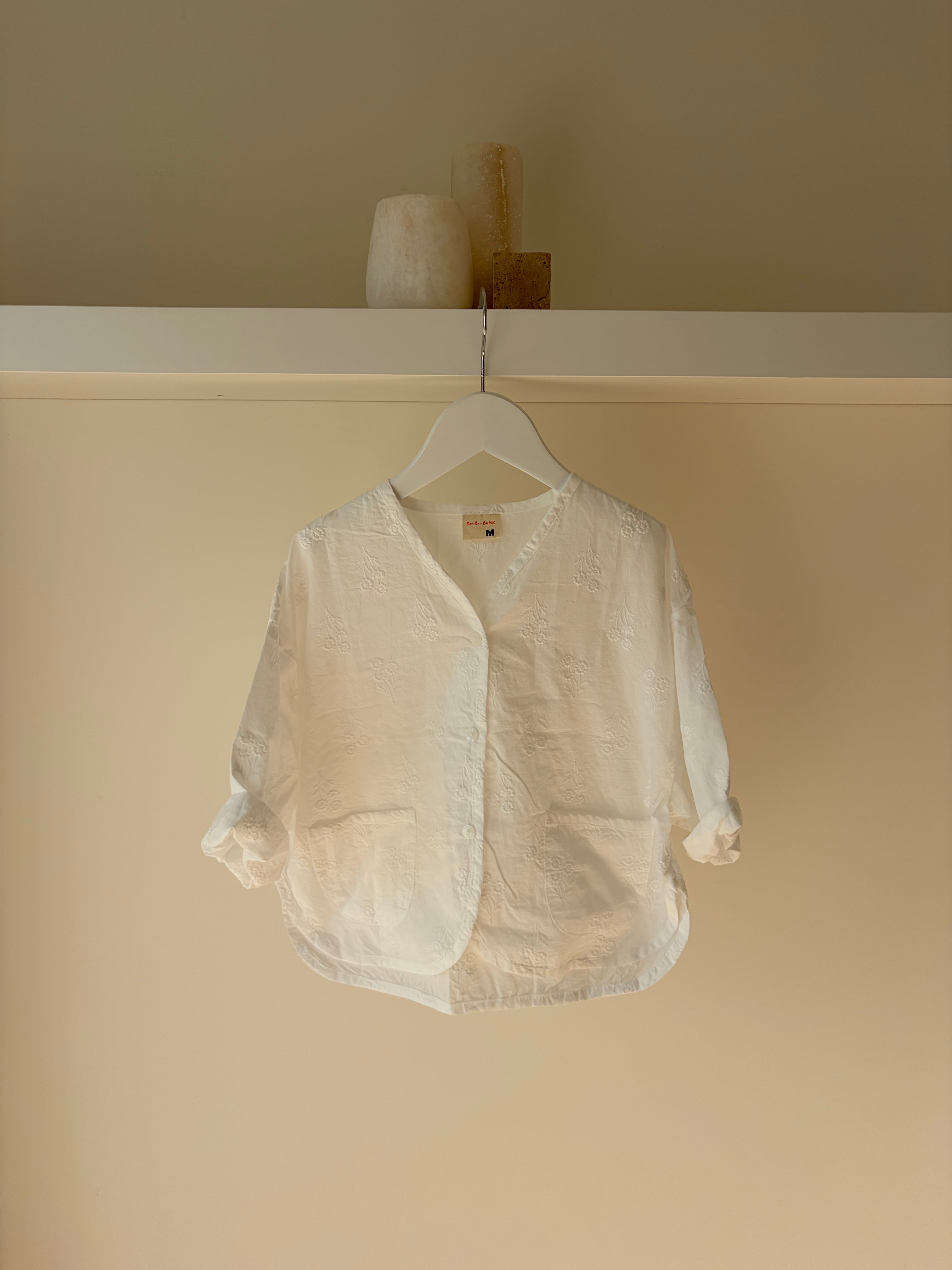 Geborduurd vest - wit