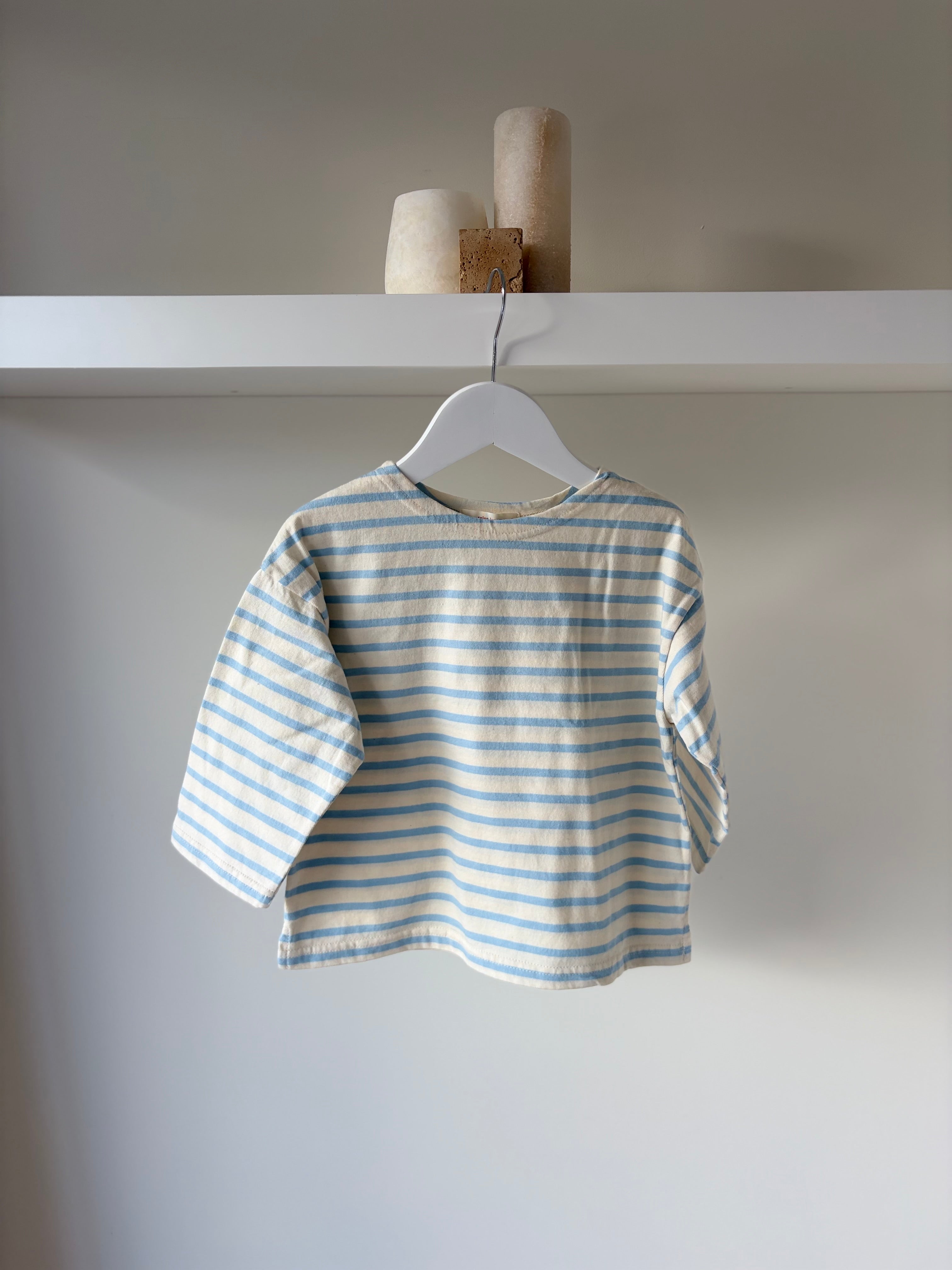 Licht blauwe gestreepte longsleeve met patches op de mouwen