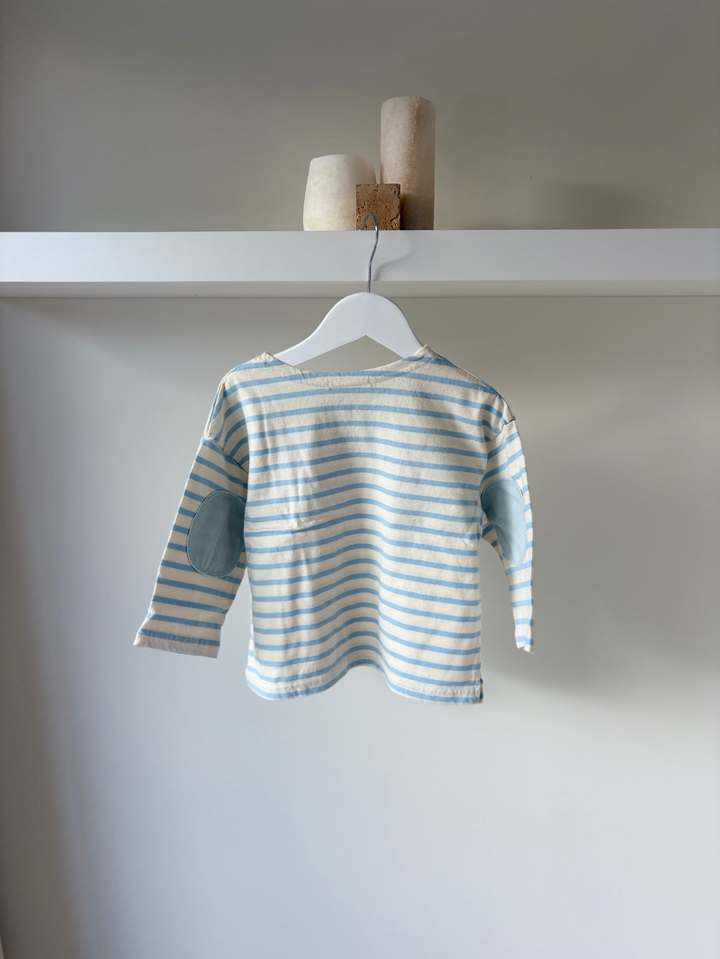 Licht blauwe gestreepte longsleeve met patches op de mouwen
