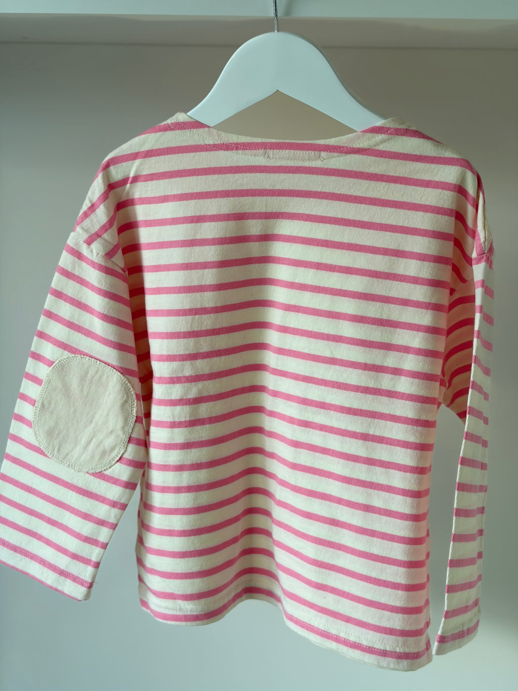 Roze gestreepte longsleeve met patches op de mouwen