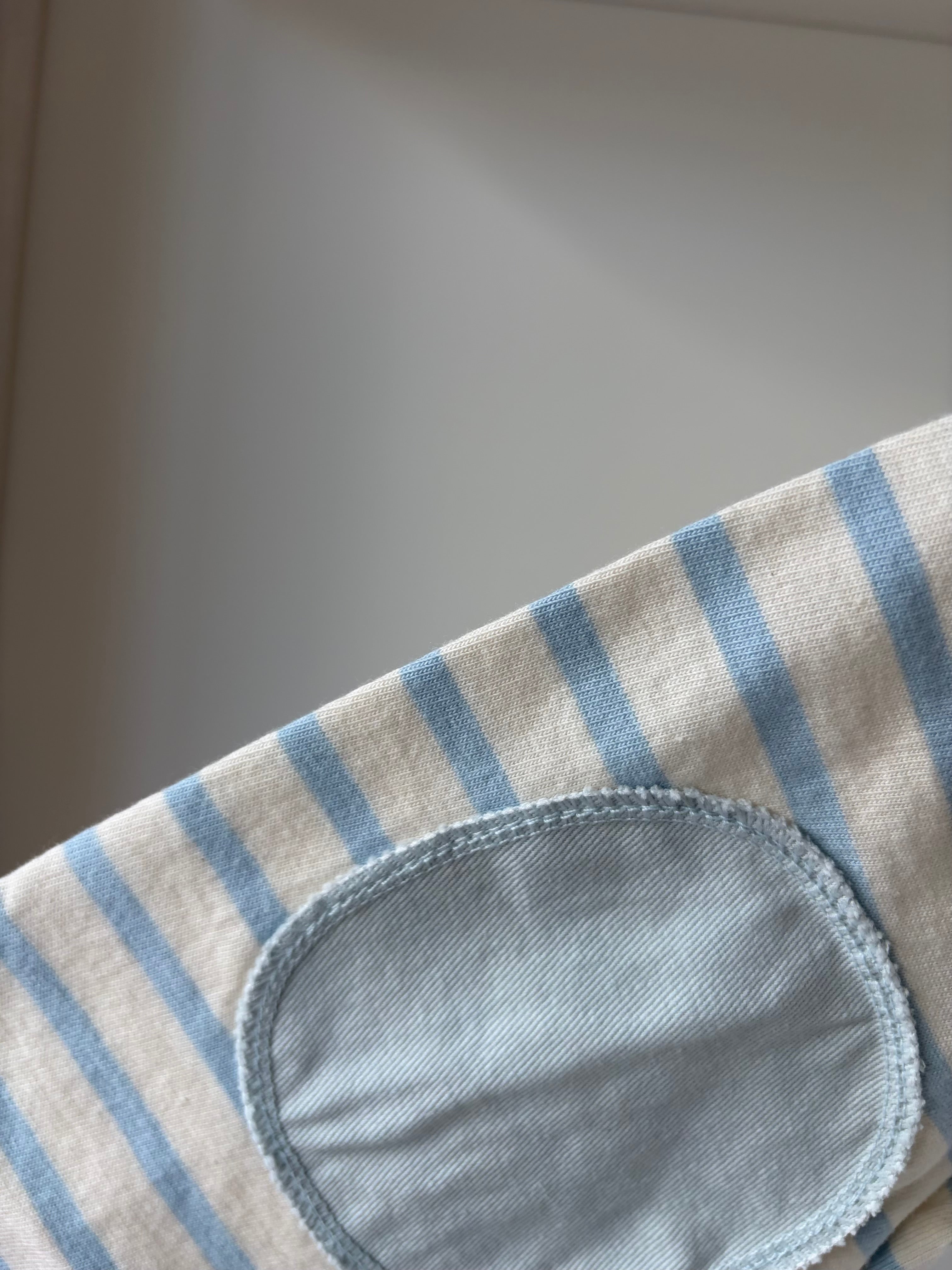 Licht blauwe gestreepte longsleeve met patches op de mouwen